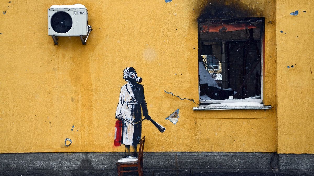 Vandalové vyřízli z fasády domu na Ukrajině Banksyho dílo